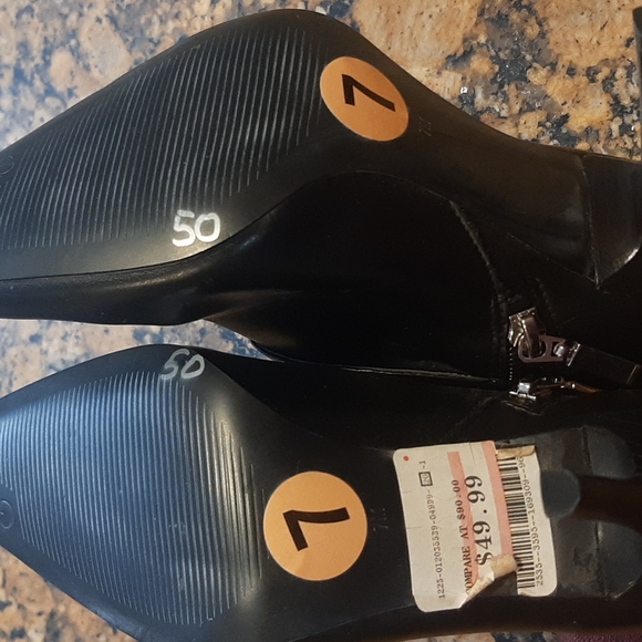 Guess bootie heels size 7 - Picture 3 of 3